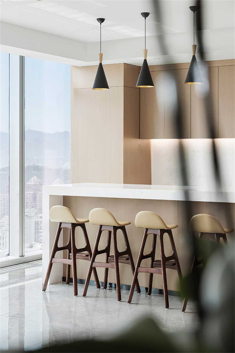 深圳市寶安1000平國(guó)中創(chuàng)投辦公室裝修吧臺(tái)區(qū)