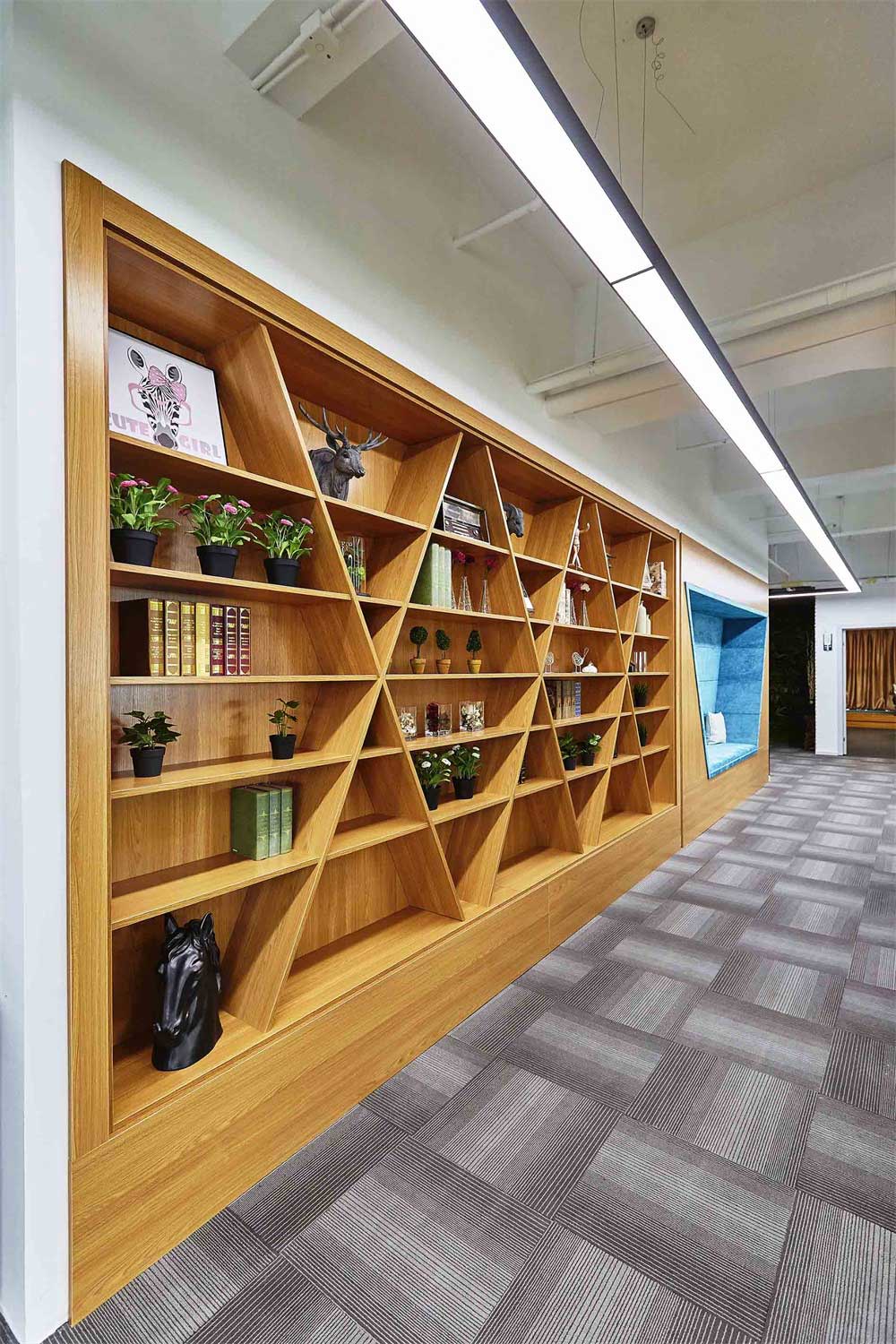 辦公室文化墻三角形木質(zhì)展示柜