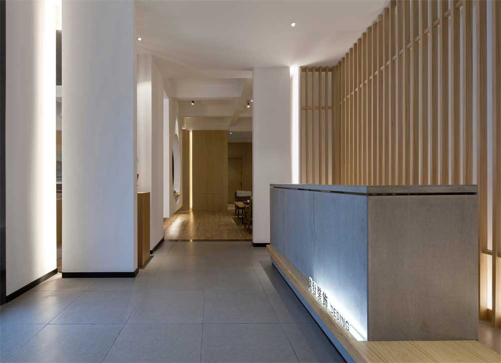 深圳羅湖鴻昌廣場(chǎng)新中式風(fēng)格辦公室裝修設(shè)計(jì)案例前廳地面鋪設(shè)