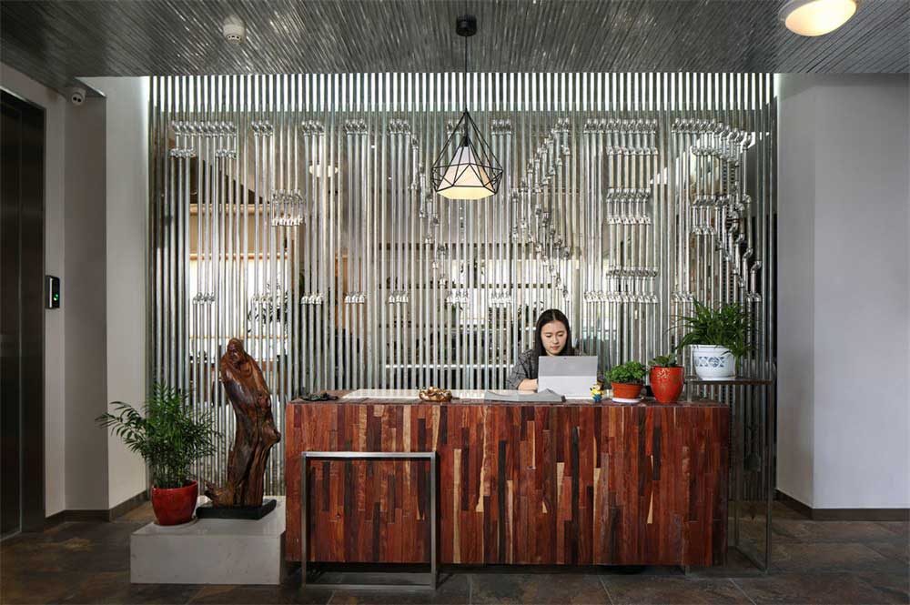 深圳南山香江金融中心工業(yè)風(fēng)辦公室裝修設(shè)計(jì)案例前臺(tái)服務(wù)區(qū)