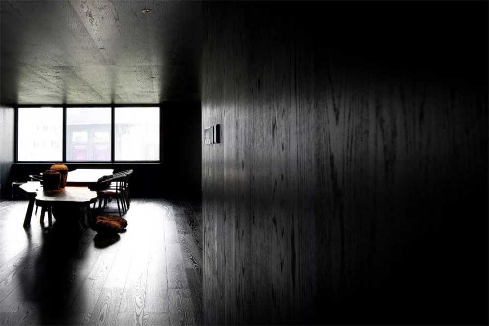 深色的木質(zhì)的會客室原木茶桌椅圖