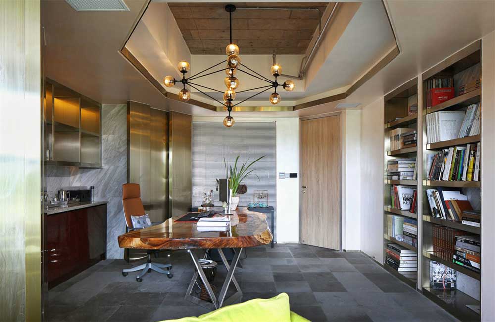 深圳南山香江金融中心工業(yè)風(fēng)辦公室裝修設(shè)計(jì)案例總監(jiān)辦公室藝術(shù)吊燈