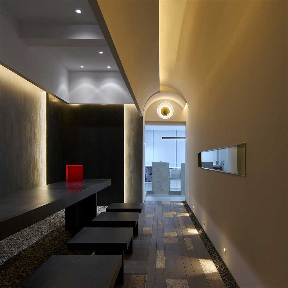 深圳市龍崗區(qū)現(xiàn)代風(fēng)格辦公室裝修走廊