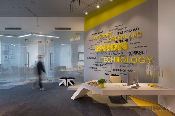 黃色辦公室字母形象墻裝修接待處簡(jiǎn)約幾何線(xiàn)條設(shè)計(jì)鏤空工作桌裝修