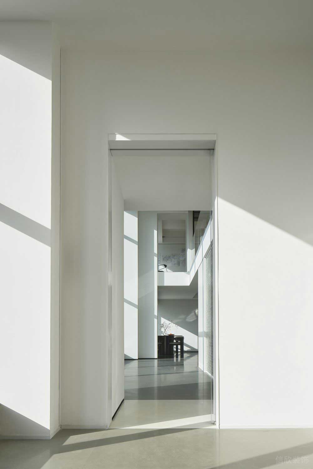 純白簡(jiǎn)約風(fēng)辦公室過(guò)道裝修