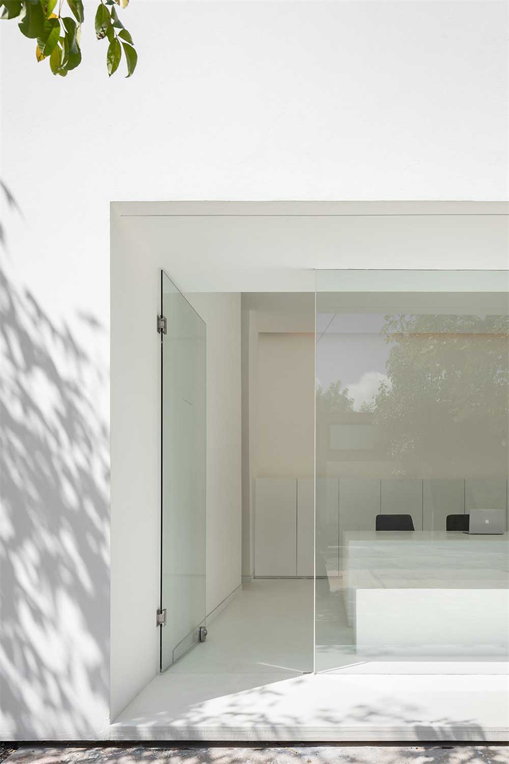 黑白現(xiàn)代簡(jiǎn)約辦公室設(shè)計(jì)裝修門口