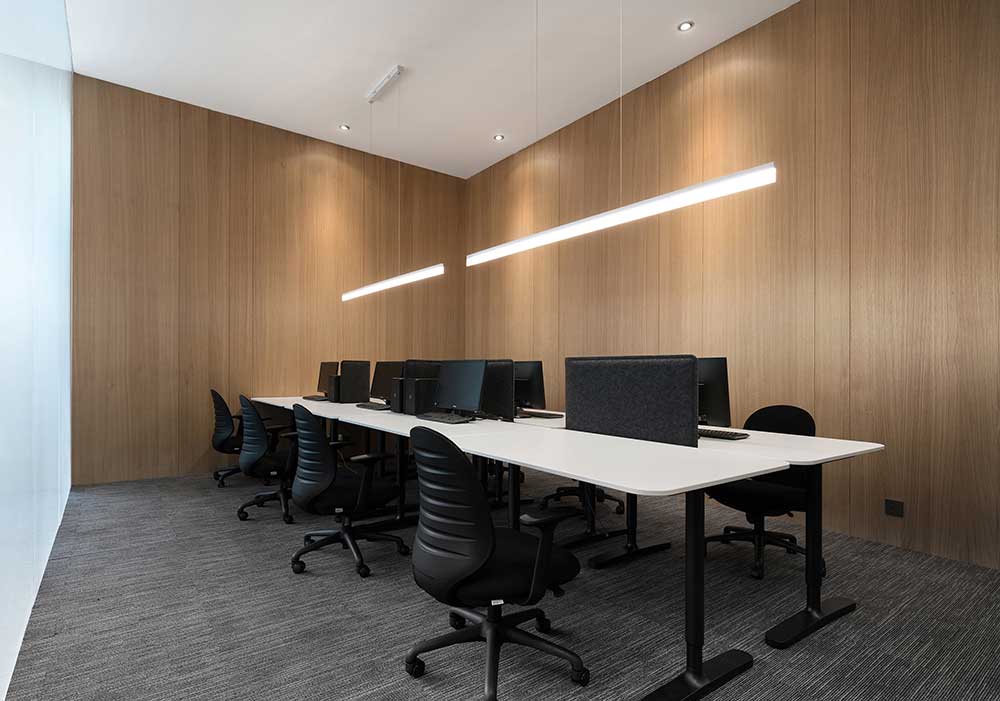 深圳市龍華1200平原木風辦公室裝修設計辦公區(qū)