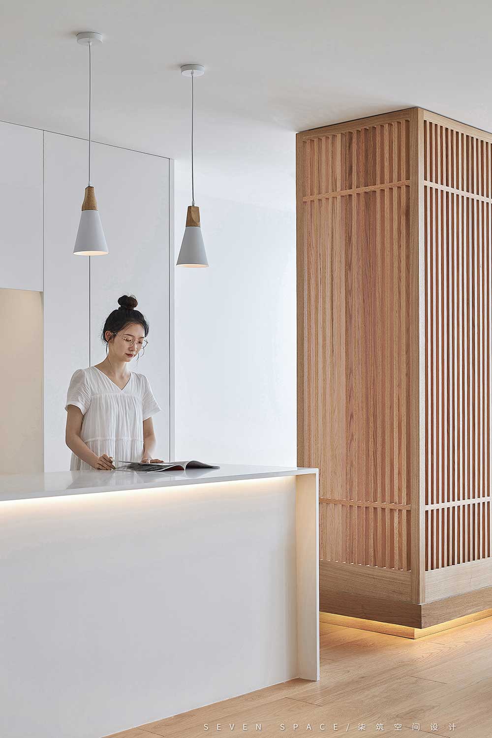 深圳市福田原木風(fēng)辦公室裝修前臺