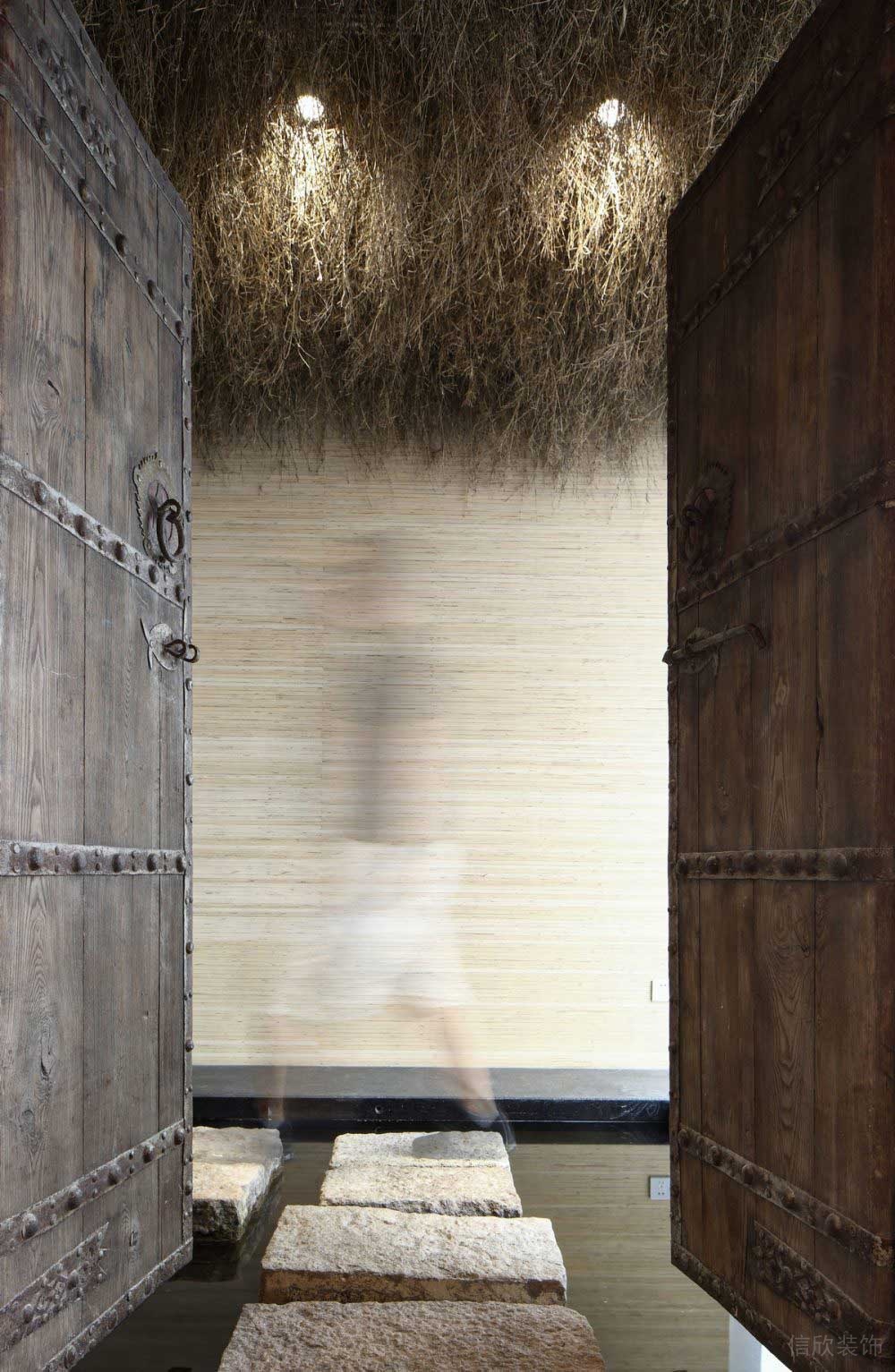 簡(jiǎn)約過(guò)道設(shè)計(jì)創(chuàng)意簡(jiǎn)約物質(zhì)平推門辦公室平推門復(fù)古效果