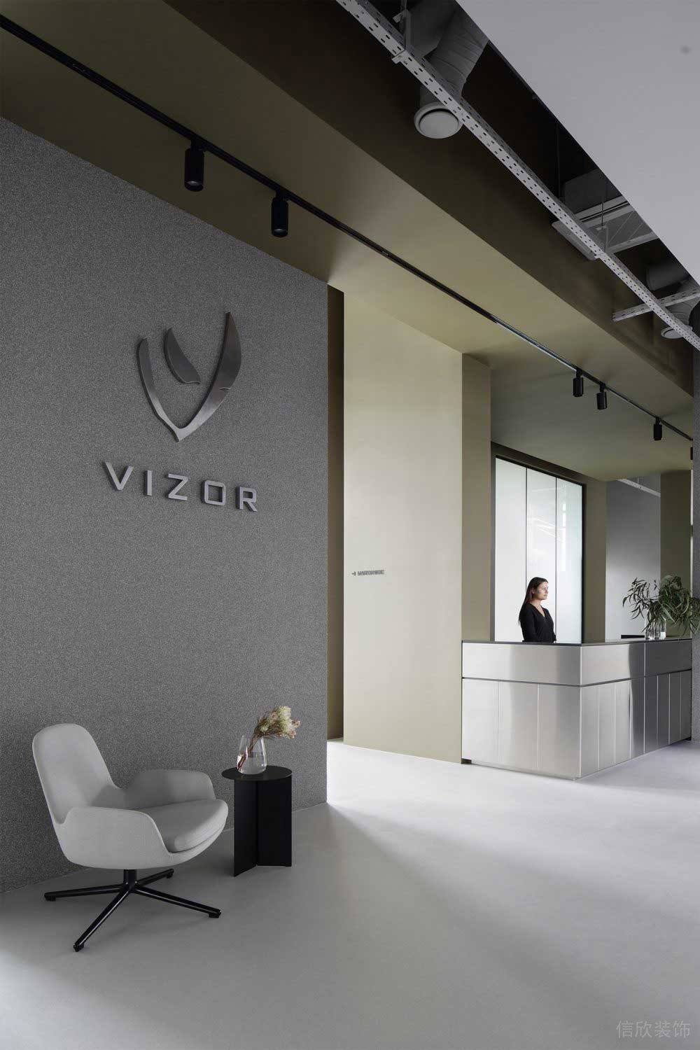 前臺接待區(qū)玻璃金屬墻布背景墻裝修設(shè)計