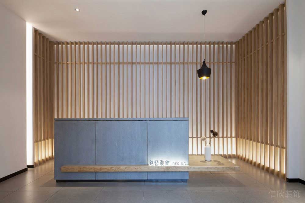 日式簡(jiǎn)約前臺(tái)接待臺(tái)辦公室裝修鏤空墻體實(shí)木隔板簡(jiǎn)約效果