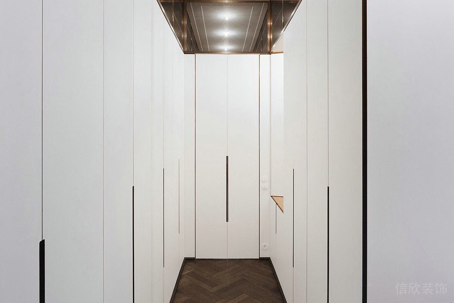 純白墻柜內(nèi)嵌式設(shè)計收納更衣室過道辦公室員工更衣室裝修實(shí)木地板效果圖