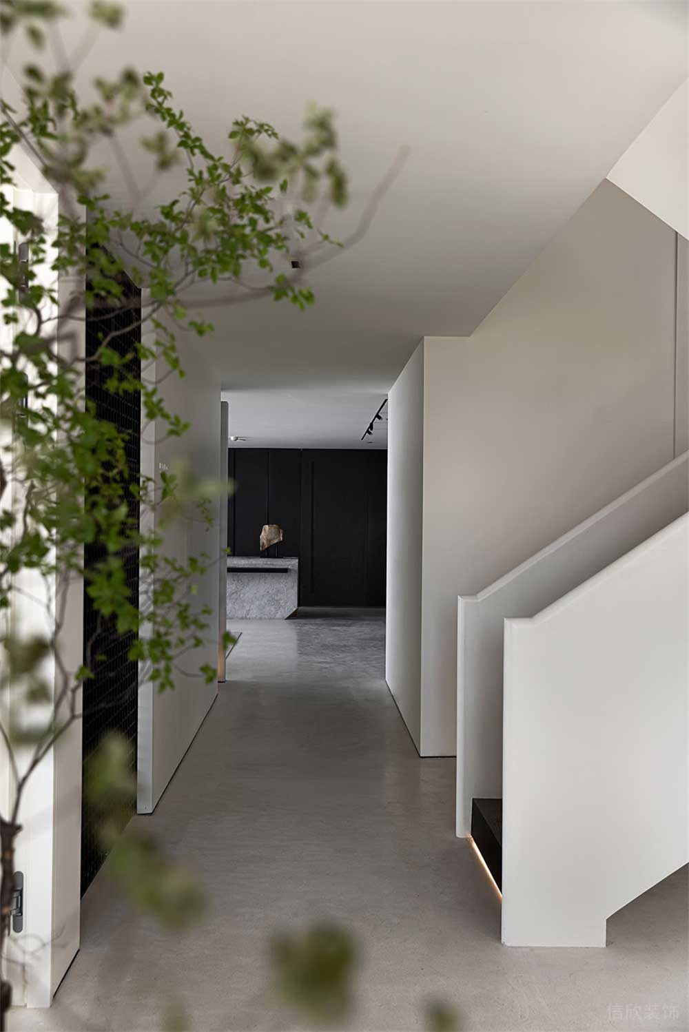 極簡風(fēng)復(fù)式地面瓷磚通鋪黑色護墻板裝修設(shè)計圖