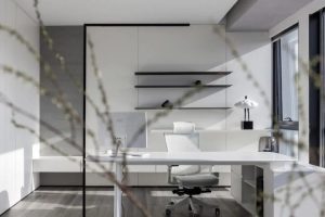 領(lǐng)導(dǎo)獨立辦公空間裝修效果圖純白簡約黑白色調(diào)現(xiàn)代辦公室效果圖