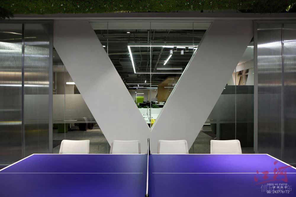 對稱式乒乓球活動室辦公室裝修文體活動中心員工休息區(qū)石膏線v字型墻體漏空隔斷效果圖