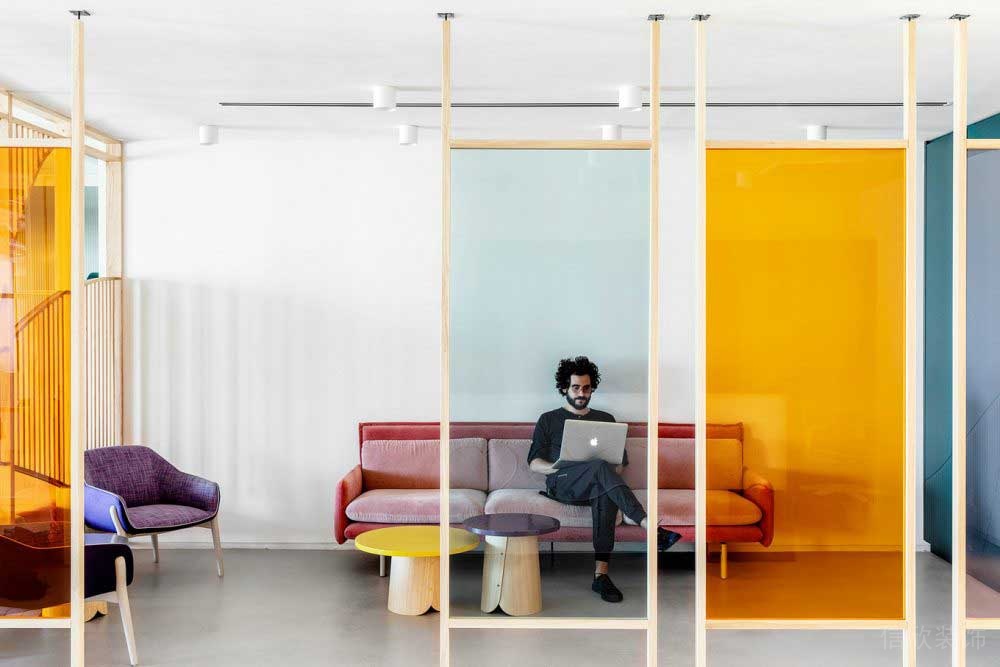 彩色藝術(shù)感玻璃隔斷屏風效果休息區(qū)辦公室員工洽談室裝修設(shè)計圖