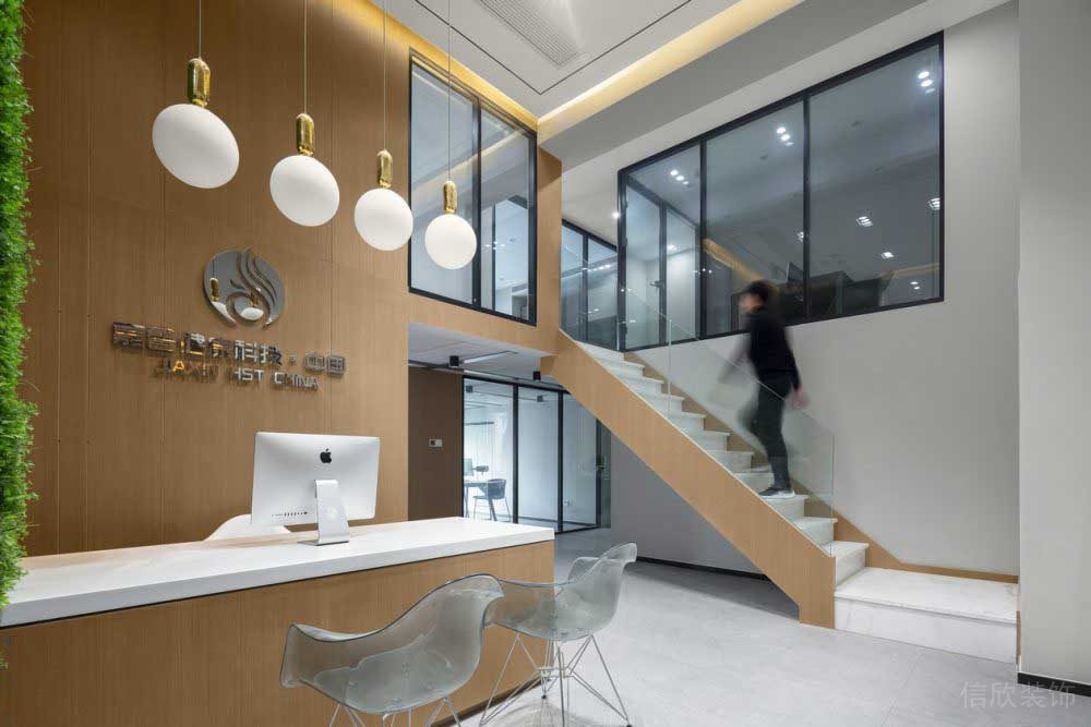 木質(zhì)天花創(chuàng)意吊頂前臺區(qū)階梯玻璃樓梯效果