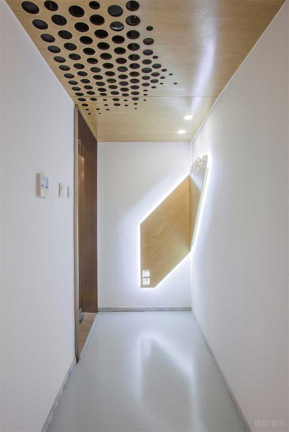 洞洞板木飾面實(shí)木設(shè)計(jì)天花機(jī)構(gòu)培訓(xùn)少兒興趣班裝修效果圖過道