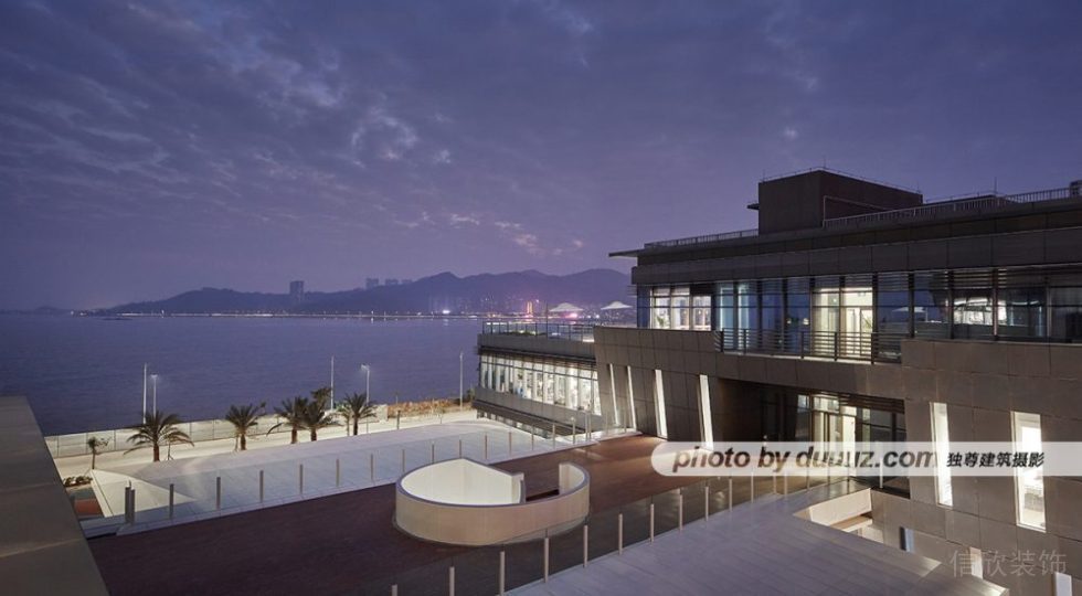 海景房裝修陽臺視野木質(zhì)地板效果圖