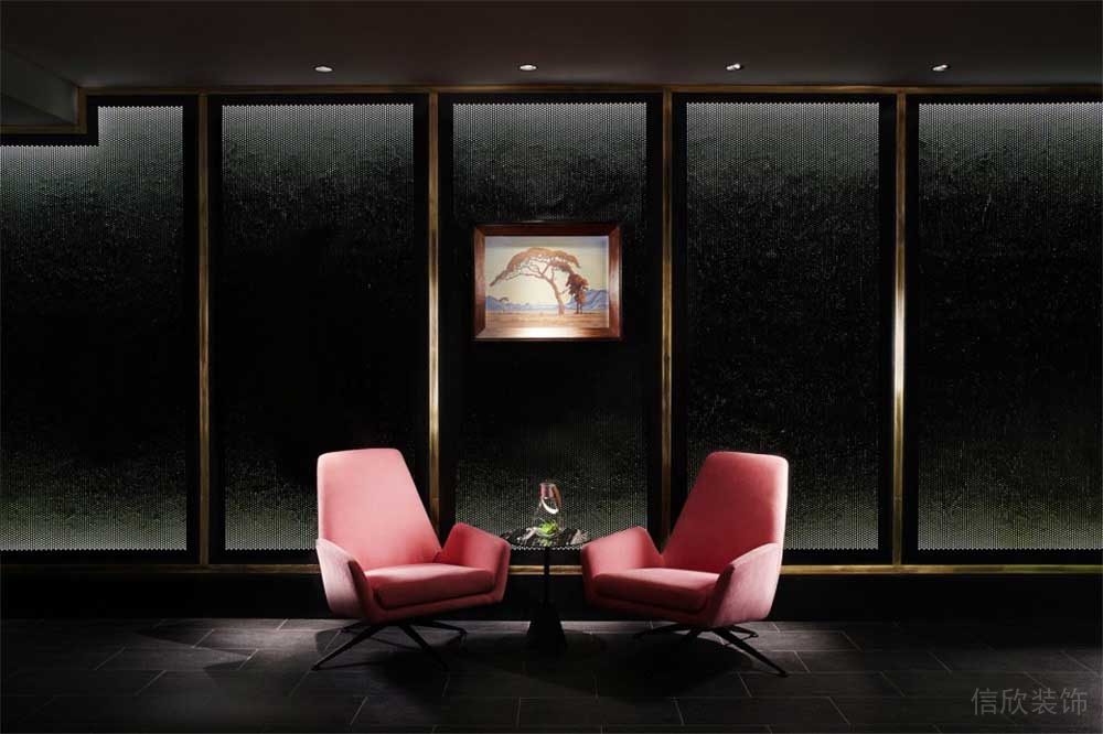 對稱式辦公室休息區(qū)紅色沙發(fā)漸變墻體時尚創(chuàng)意金屬設(shè)計