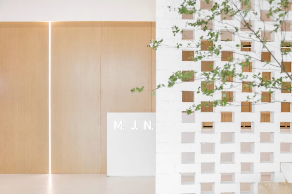 辦公室展示區(qū)原木色木飾面白磚背景墻設(shè)計(jì)圖