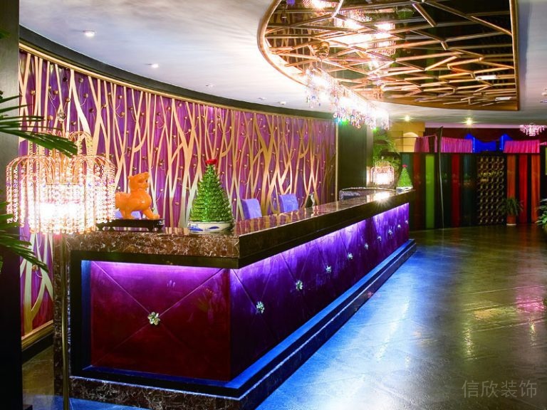 Ktv會(huì)所裝修前臺(tái)區(qū)皮革紫色宮廷風(fēng)效果圖燈飾創(chuàng)意氛圍感大廳過道圖