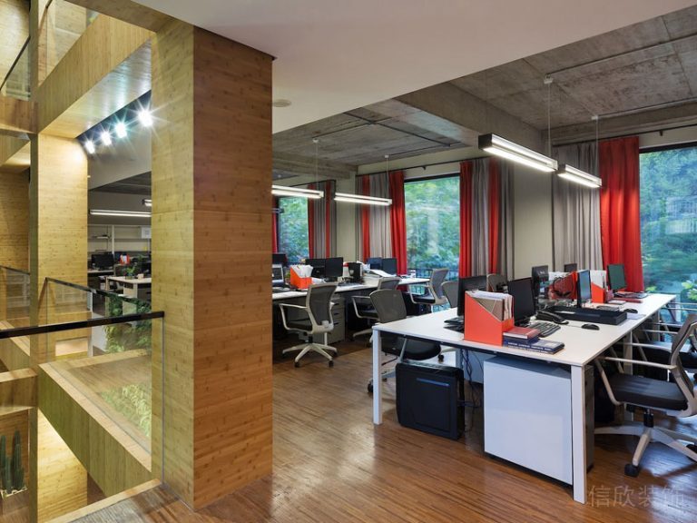 實(shí)木地板墻柱裝修效果多人工位裝修設(shè)計(jì)效果圖簡(jiǎn)約現(xiàn)代辦公室裝修設(shè)計(jì)