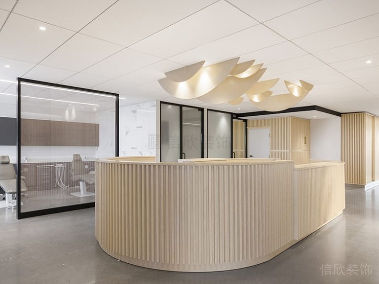 環(huán)形條紋木質休息區(qū)天花吊頂金屬黑色邊框玻璃隔斷工作室裝修效果圖