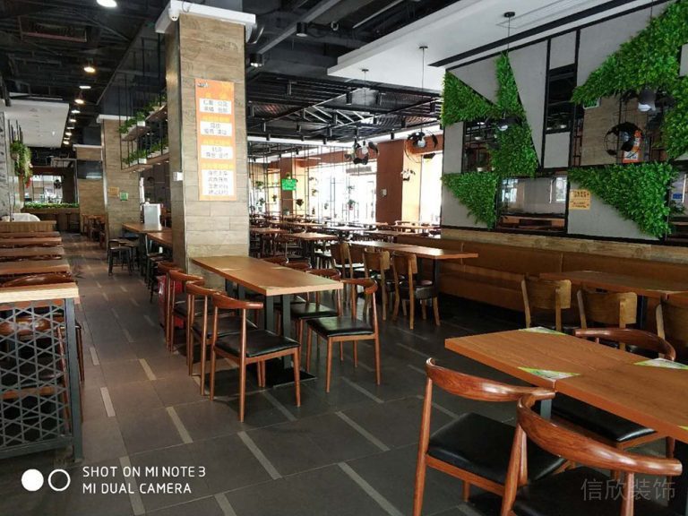 餐廳瓷磚地面皮質(zhì)凳子天花吊頂設(shè)計