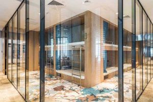 原木色墻面玻璃隔斷布藝地毯效果圖設(shè)計(jì)