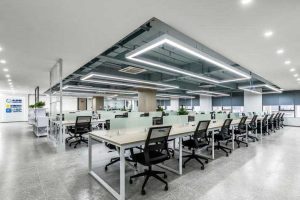 公共辦公區(qū)白色鋼架實(shí)木臺(tái)面卡座