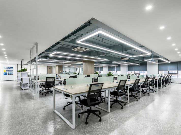 公共辦公區(qū)白色鋼架實(shí)木臺(tái)面卡座