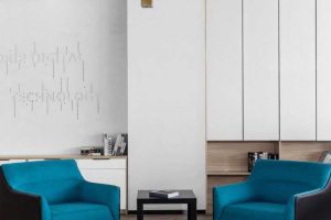 辦公室洽談區(qū)藍色的單人沙發(fā)