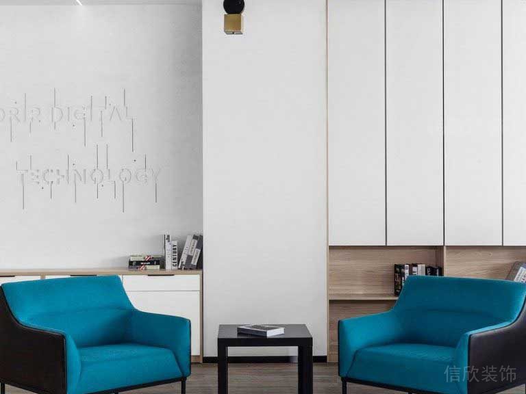 辦公室洽談區(qū)藍色的單人沙發(fā)