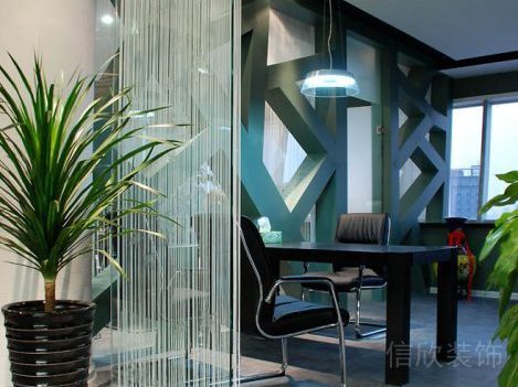 洽談區(qū)玻璃隔斷鏤空墻面裝修設計效果圖