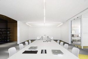 直線式會(huì)議室簡(jiǎn)約白色工作室裝修