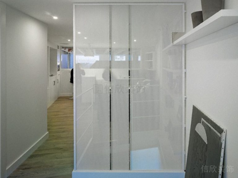 鏤空墻體玻璃木質(zhì)辦公室裝修效果