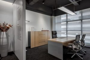 財務辦公室領導獨立工作區(qū)域天花吊頂工業(yè)風木飾墻面收納柜設計效果