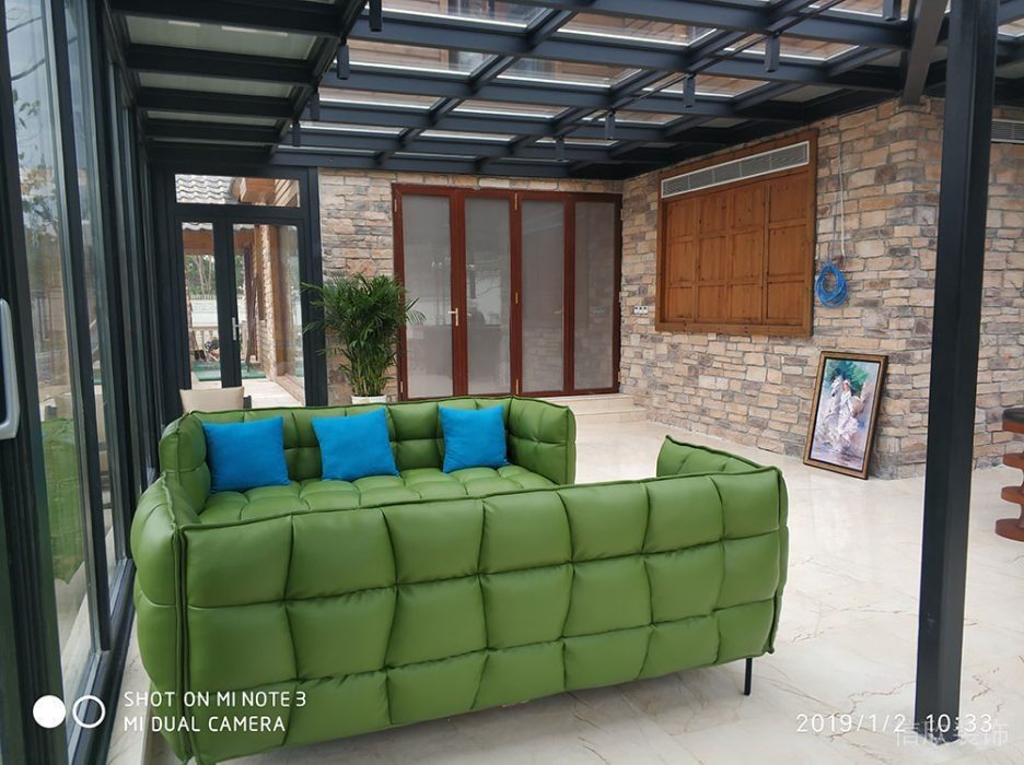 陽(yáng)光房休息區(qū)綠色沙發(fā)