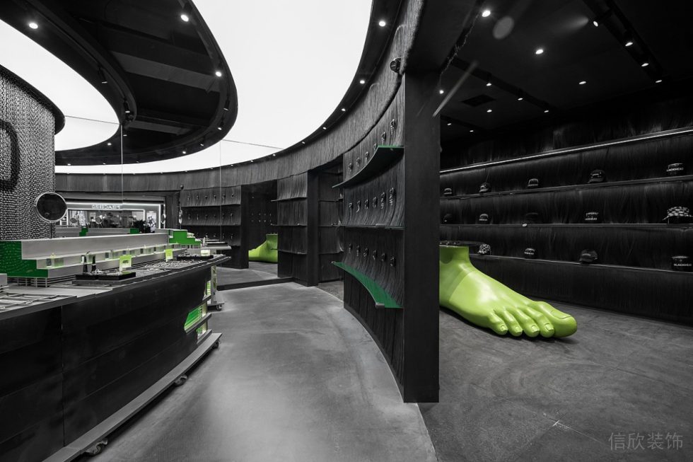 藝術(shù)裝飾鞋店裝修效果環(huán)繞式店鋪暗色內(nèi)嵌式金屬收納柜裝修設(shè)計(jì)