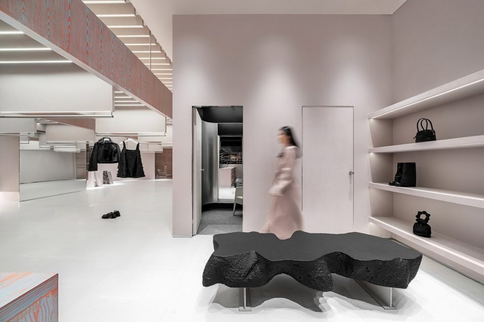 深圳市福田區(qū)八卦嶺現(xiàn)代風(fēng)服裝店粉色系概念店裝修試衣間