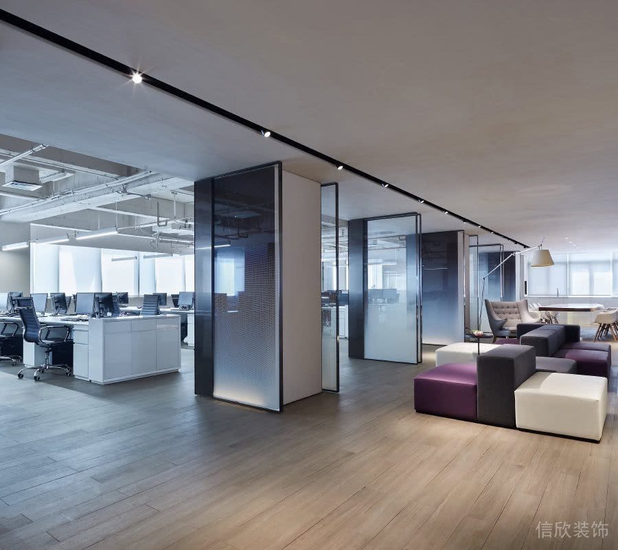 墻柱設(shè)計(jì)漸變黑色通體玻璃過道設(shè)計(jì)員工研發(fā)區(qū)域工作臺裝修設(shè)計(jì)效果