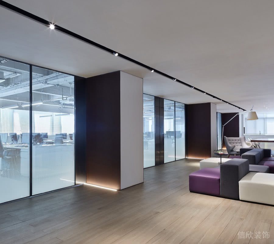 現(xiàn)代極簡風(fēng)內(nèi)嵌式辦公室中央對稱式沙發(fā)