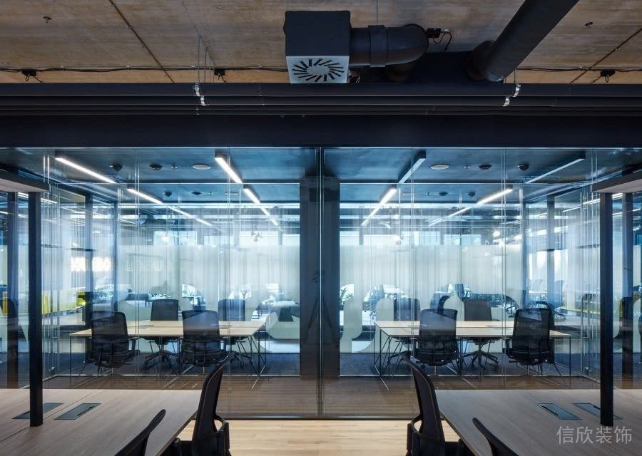 工業(yè)風(fēng)玻璃墻體對稱式設(shè)計工作區(qū)域木質(zhì)裝修