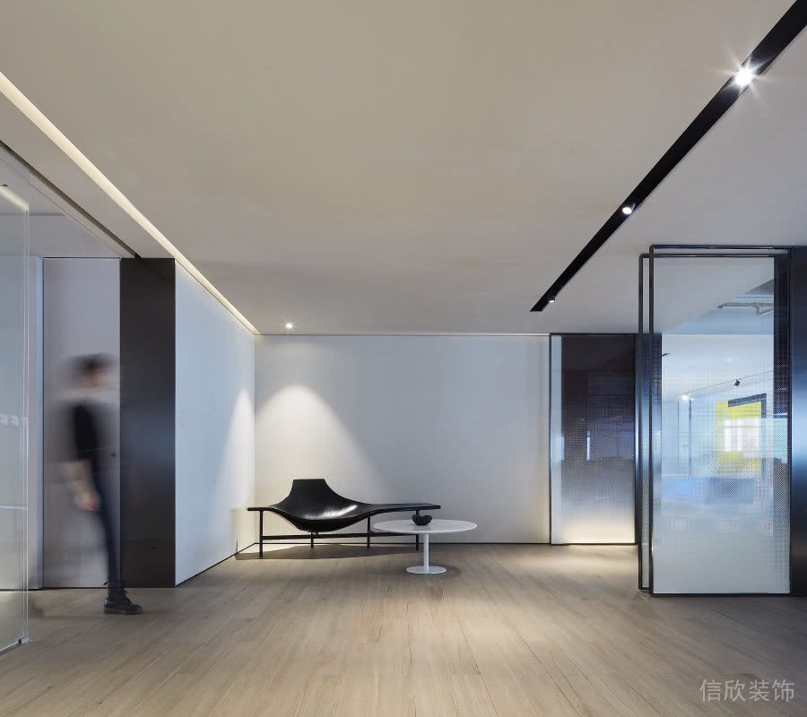實(shí)木地板黑白色調(diào)墻體玻璃過道現(xiàn)代辦公室效果