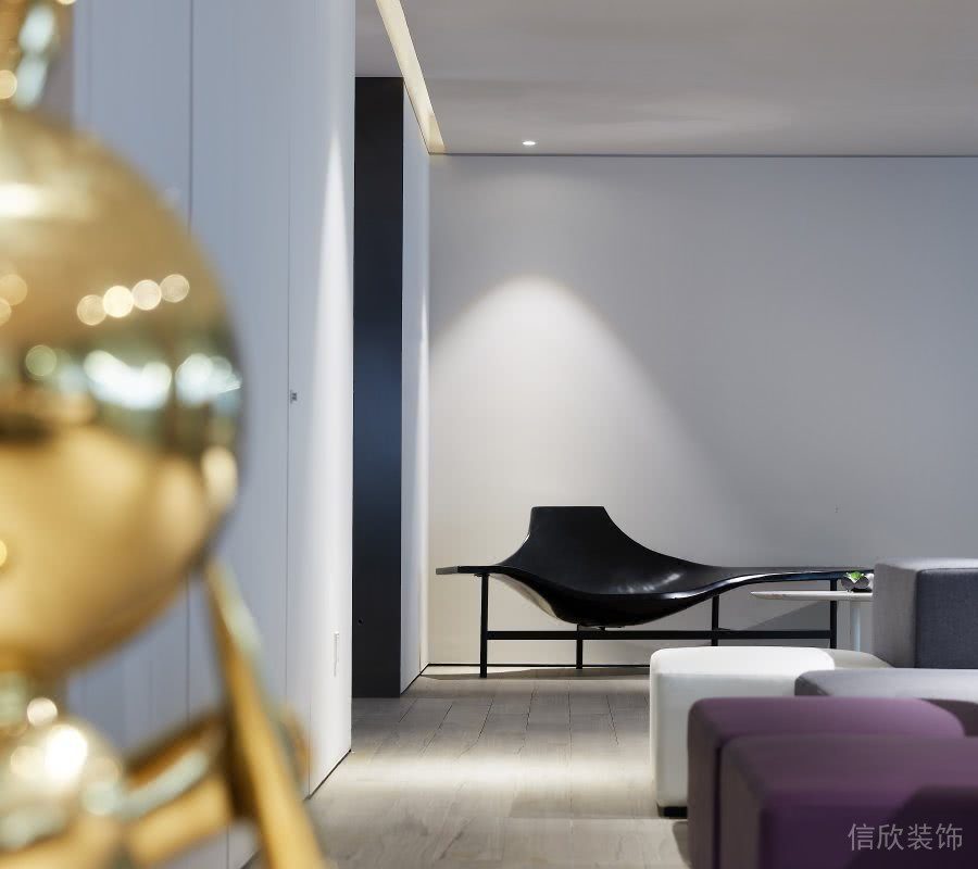 幾何造型藝術(shù)感黑色金屬過道休息紫色沙發(fā)辦公室中央效果實(shí)木地板