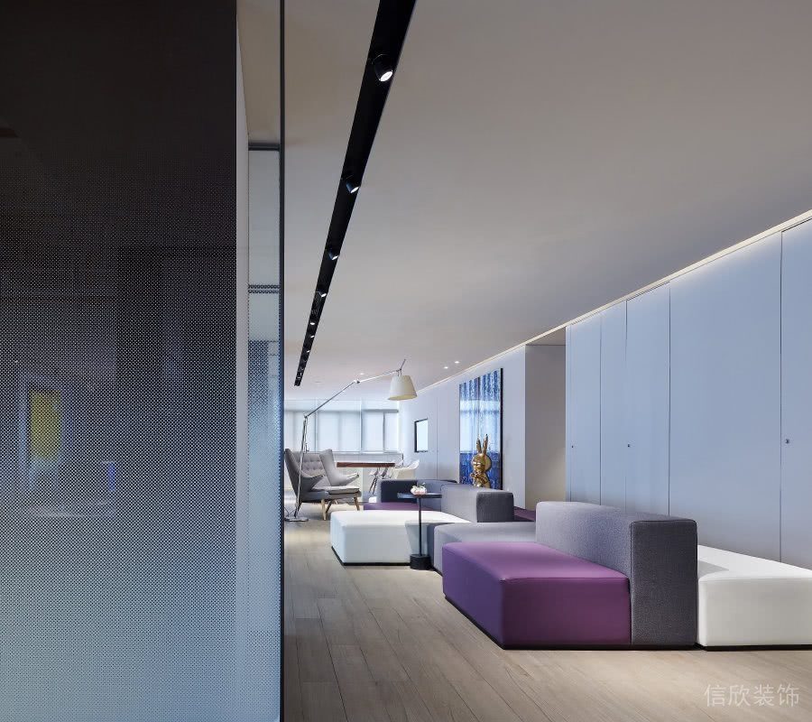 紫色沙發(fā)木質(zhì)地板鋪貼無(wú)縫工藝過道辦公室裝修員工開放式休息區(qū)