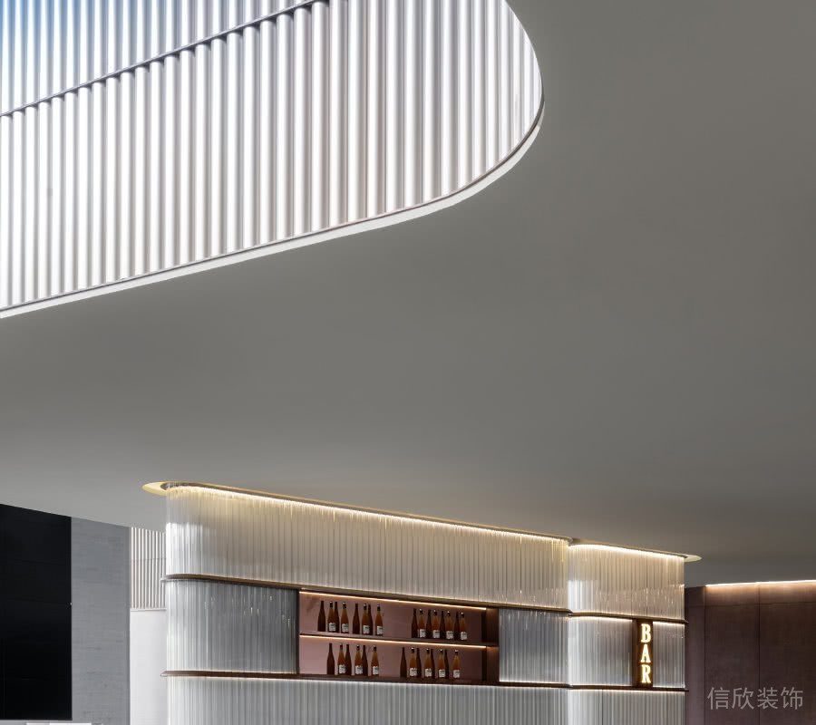 刪隔板白色墻體設(shè)計(jì)弧線天花辦公室過道收納墻柜裝修圖