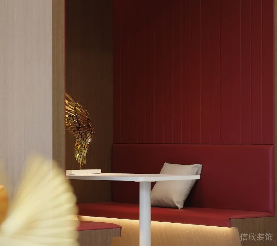 紅色墻體皮革沙發(fā)休息區(qū)內嵌式燈帶工作室效果圖