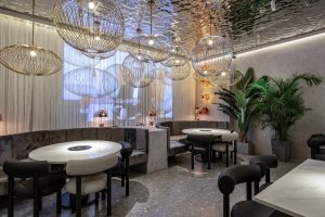 深圳福田天健時尚新天地輕奢風格火鍋店裝修案例卡座用餐區(qū)效果圖